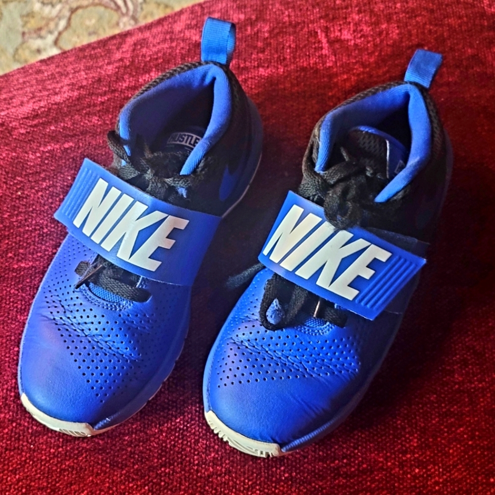 Boys Nike Basketball Shoes Size 4